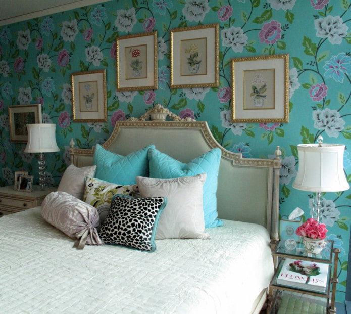 wallpaper with flowers at the head of the bed