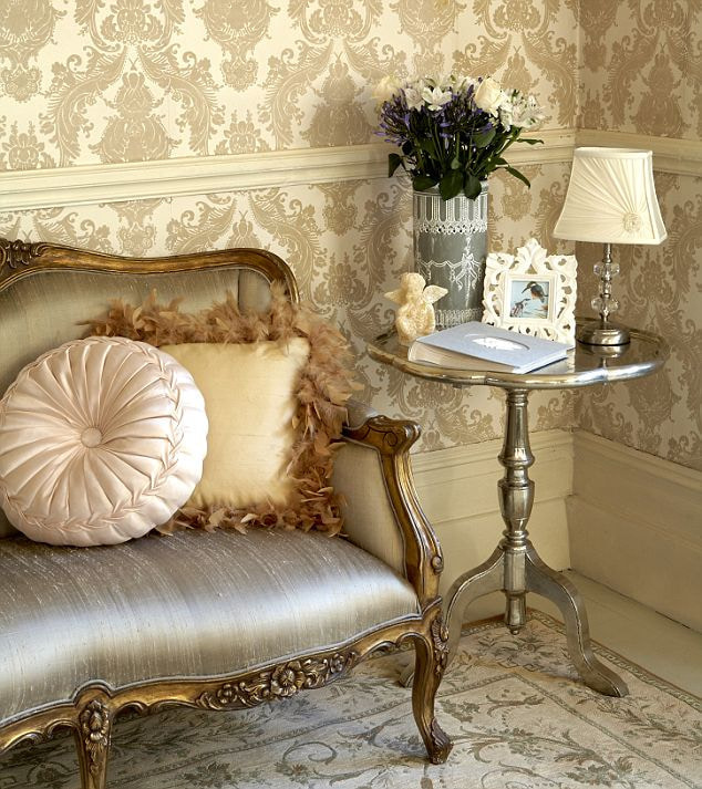 wallpaper with damask pattern