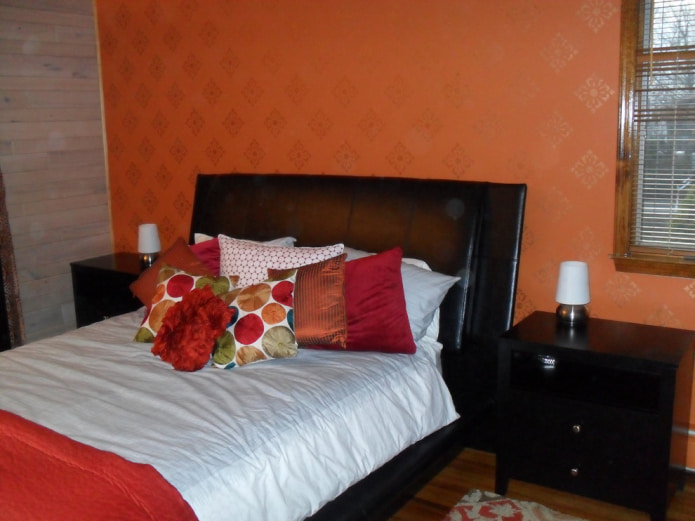 orange wallpaper in the bedroom