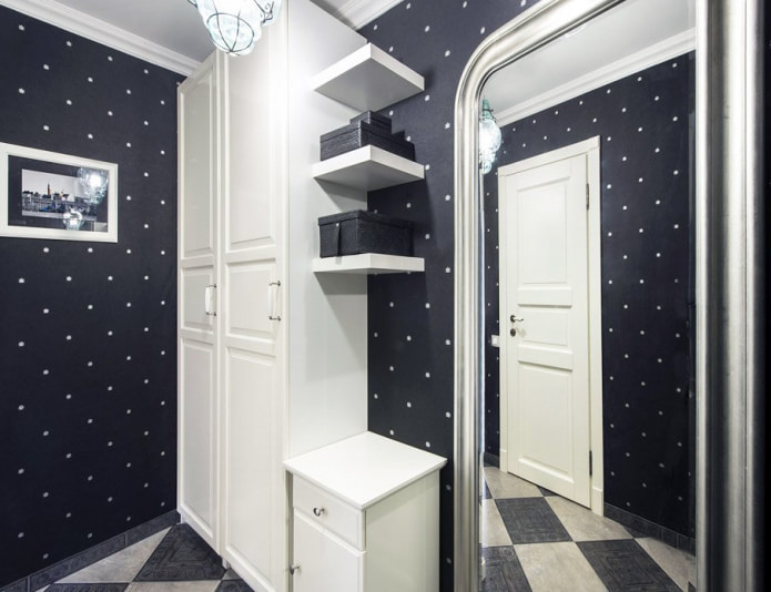 wallpaper with polka dots in the hallway