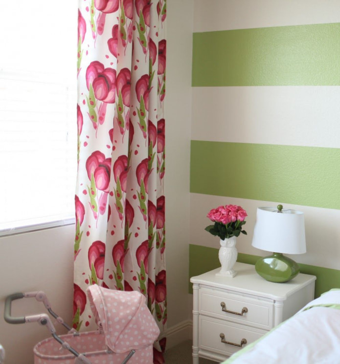 combination of wallpaper and curtains