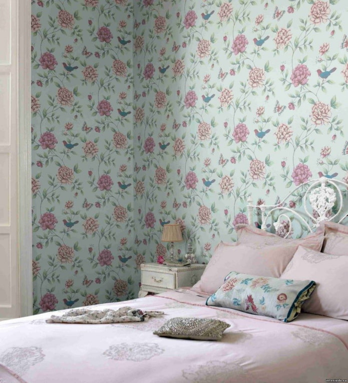 wallpaper with floral print in the interior of the bedroom