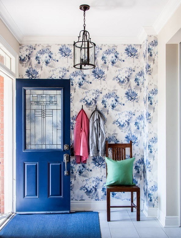 wallpaper with a floral pattern in the hallway