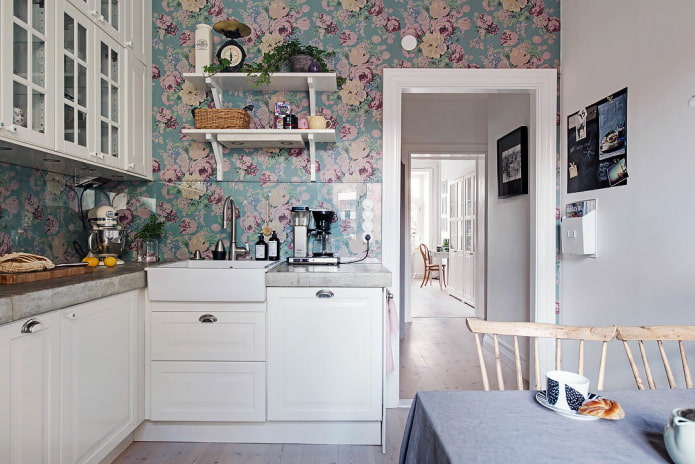 тапета са цветним узорком у кухињи