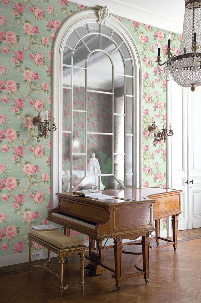 floral wallpaper sa isang klasikong interior
