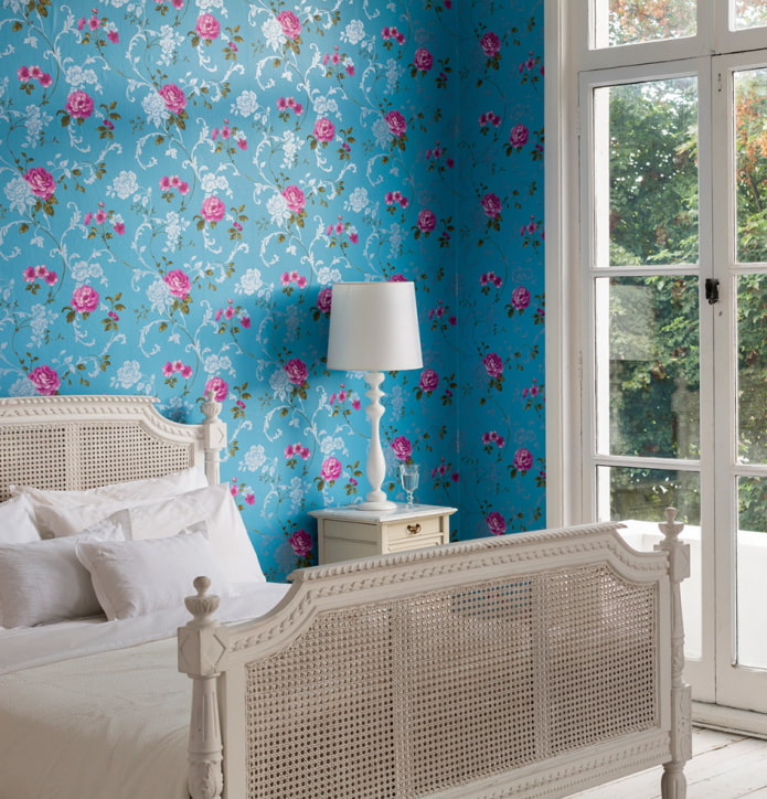 wallpaper with roses in the interior