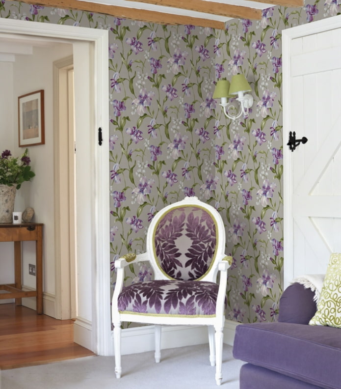 wallpaper na may mga iris sa interior