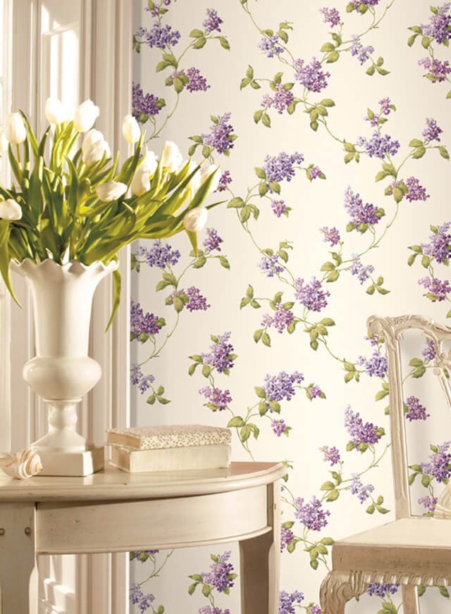 wallpaper na may lilacs sa interior