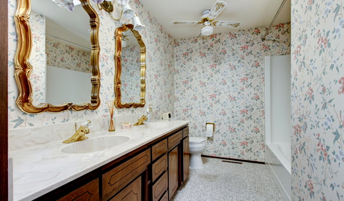 wallpaper with floral print in the bathroom