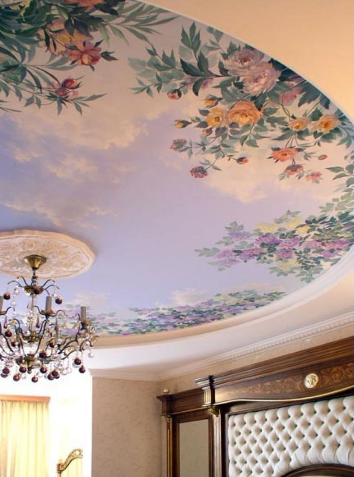 interior na may kisame wallpaper sa ilalim ng isang fresco