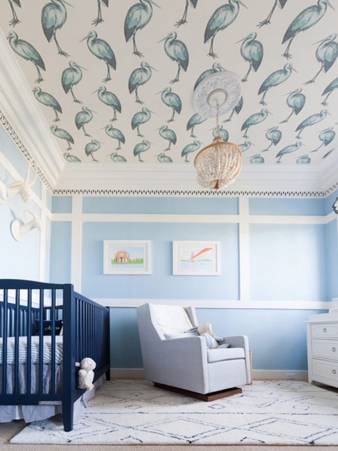 nursery interior na may wallpaper sa kisame