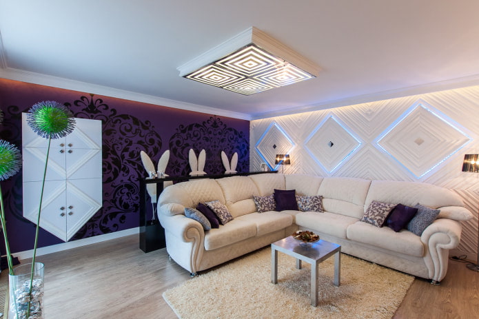 fehér kanapé lila és fehér falakkal