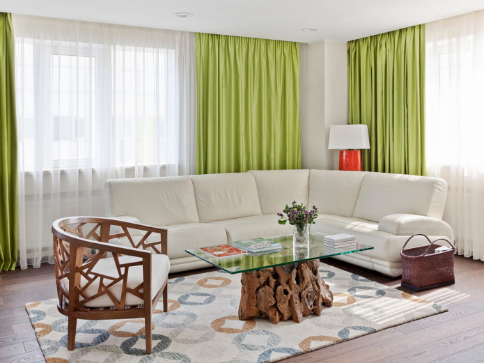 grüne Vorhänge und weißes Sofa