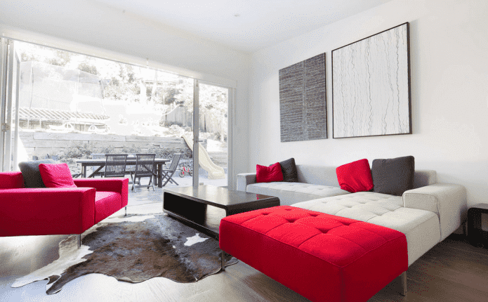Weißes und rotes Sofa