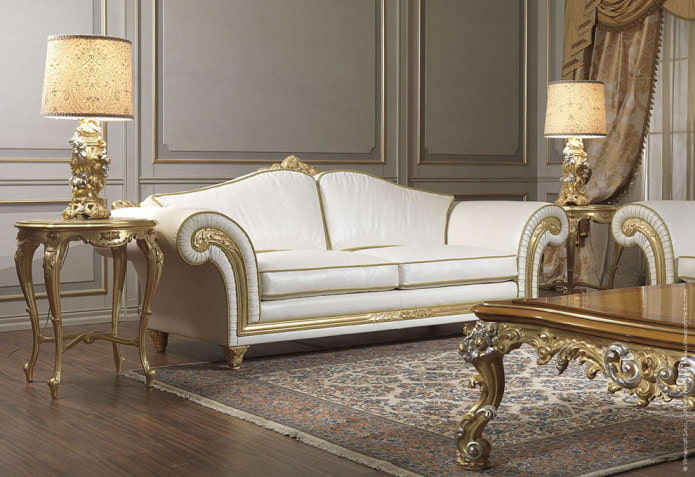 weißes und goldenes Sofa
