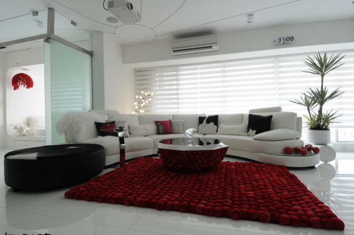 roter Teppich und weißes Sofa