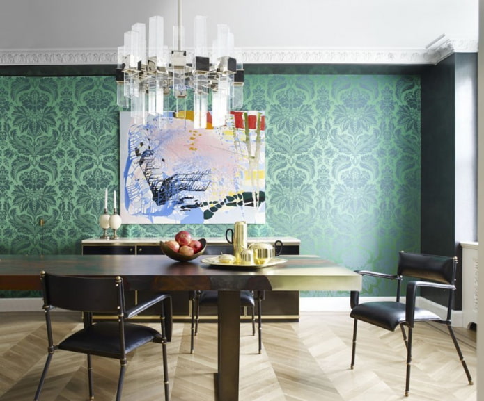 wallpaper with damask pattern in the interior