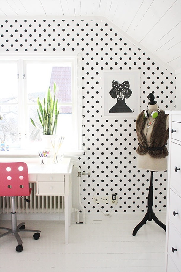 wallpaper with polka dots in the interior