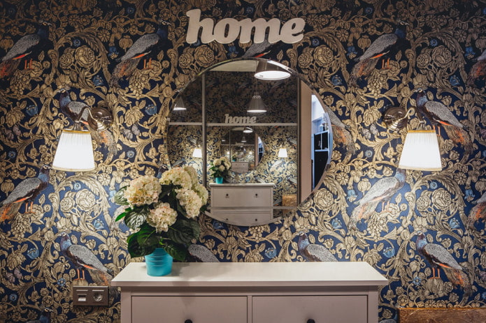 Wallpaper in blue with golden floral pattern and peacocks