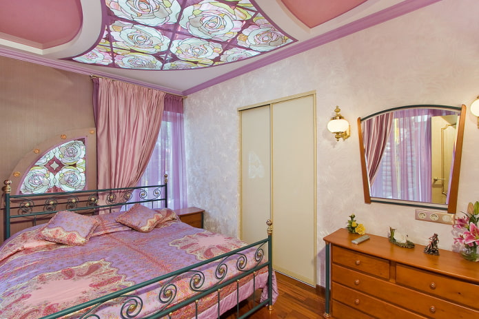 Pale pink wallpaper in the bedroom