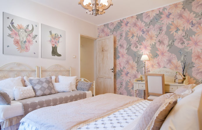 gray-pink wallpaper in the bedroom