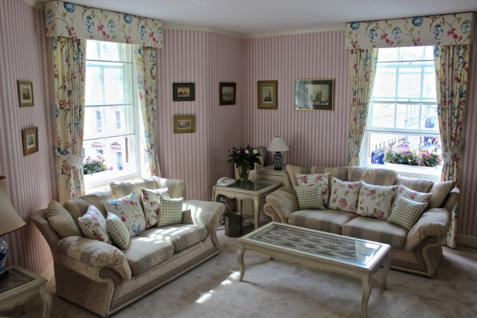 fehér és rózsaszín csíkos tapéta a nappaliban