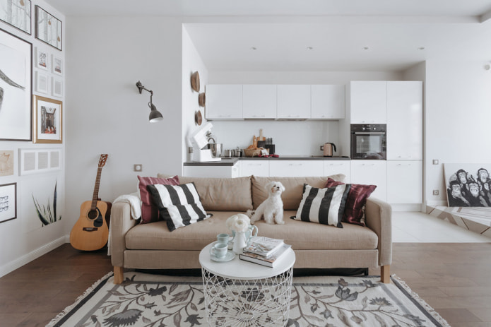 Klasszikus egyenes bézs színű kanapé