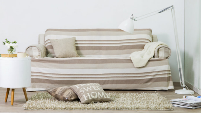 Bézs színű csíkos kanapé