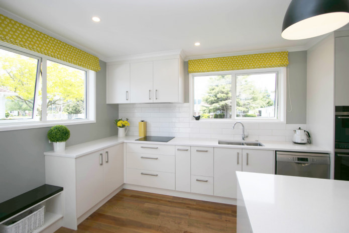 Küche mit gelben Vorhängen