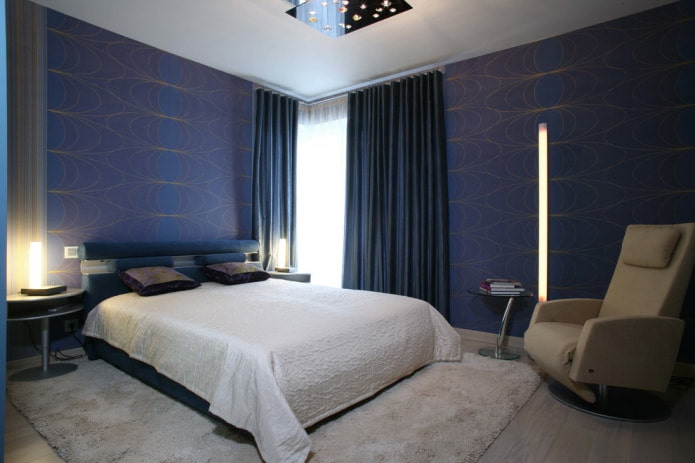 Dark blue curtains in the bedroom