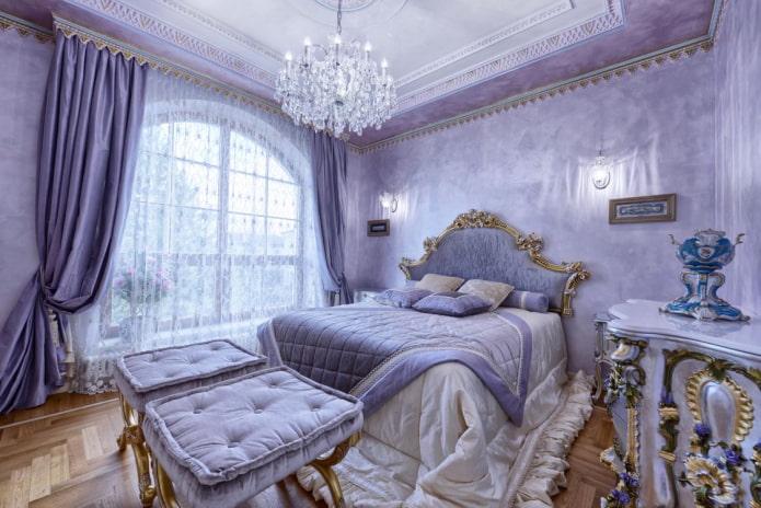 lila függönyök a hálószobában klasszikus stílusban