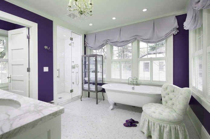világos lila függönyök a fürdőszobában