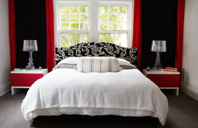 Hálószoba fekete és vörös függönyökkel