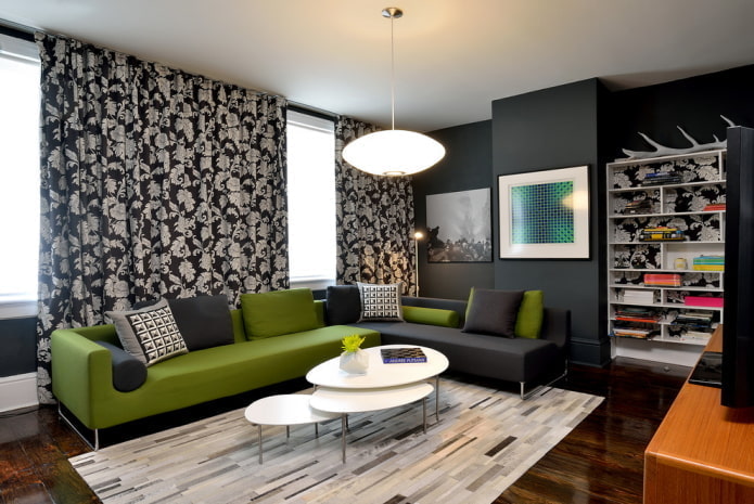 helles Sofa und schwarze Vorhänge mit Muster