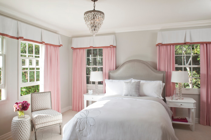 világos rózsaszín függöny a hálószobában