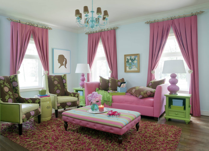 rózsaszín kanapé és rózsaszín függöny
