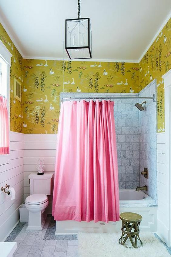 ผ้าม่านสีชมพูในห้องน้ำ