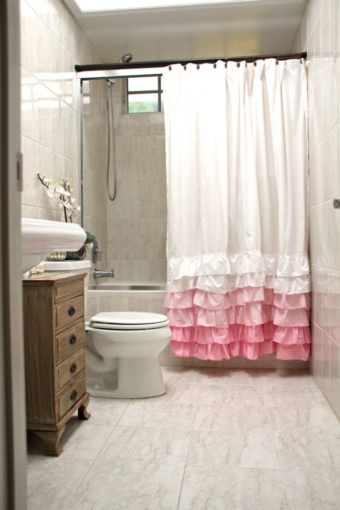 fehér és rózsaszín függöny a fürdőszobában