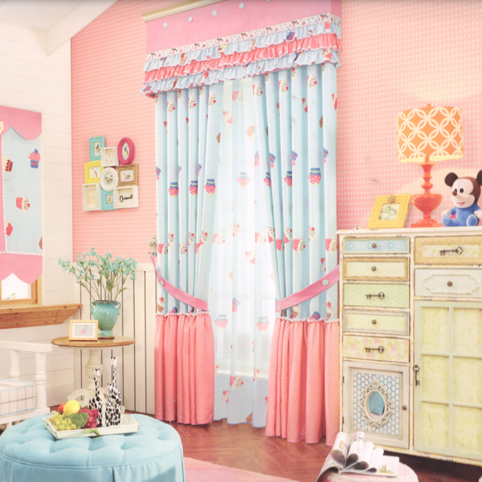 rosa und blaue Vorhänge im Kinderzimmer