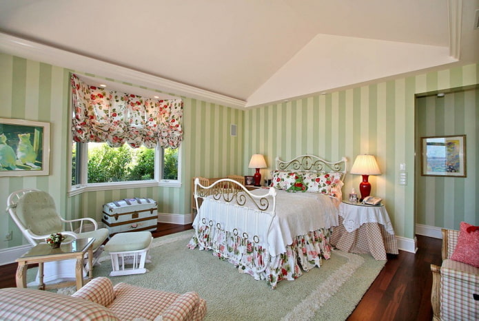 virágos függönyök a provence-i stílusú hálószobában
