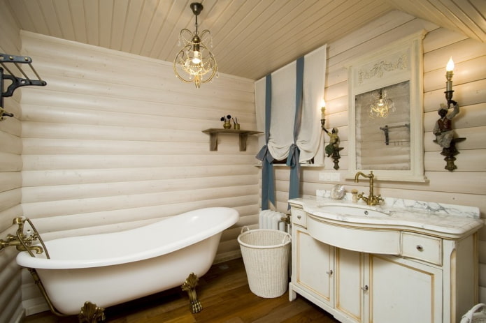 kurze Vorhänge im Badezimmer in einem Holzhaus