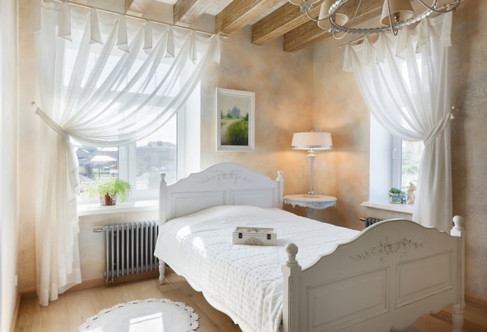 Provence stílusú fehér függönyök a hálószobában