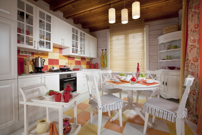 horizontale Jalousien in der Küche im Provence-Stil