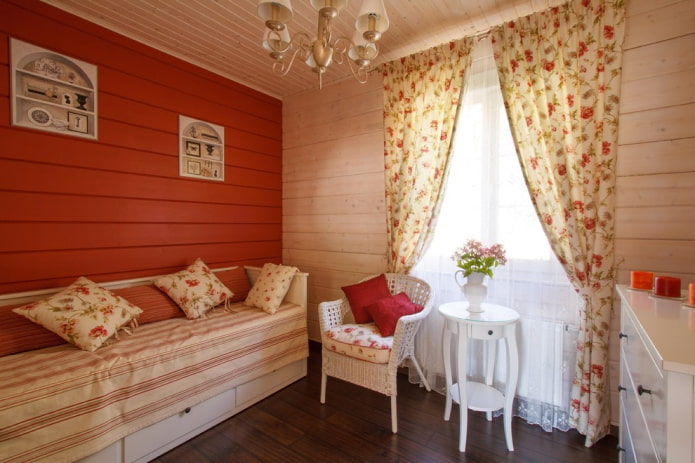 Tüll mit Vorhängen im Schlafzimmer im Provence-Stil