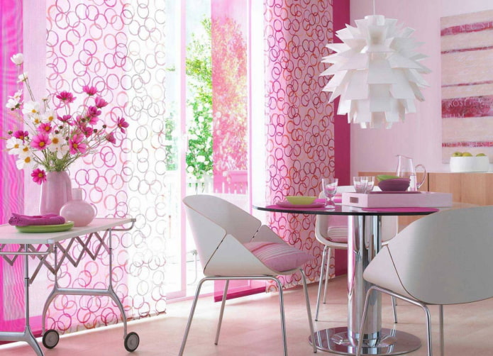 rózsaszín japán panelek a belső térben