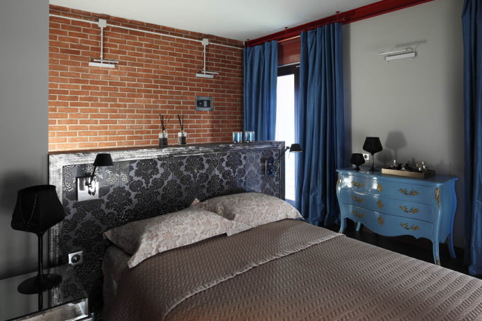 плаве завесе у спаваћој соби у стилу поткровља