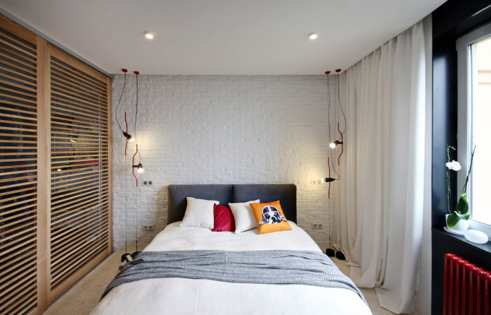 fehér függöny a loft stílusú hálószobában