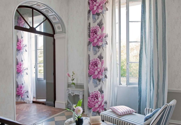 mga kurtina na may floral print sa interior