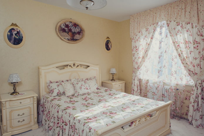 curtains with roses in the interior of the bedroom