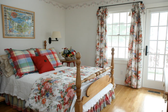 floral curtains in the bedroom